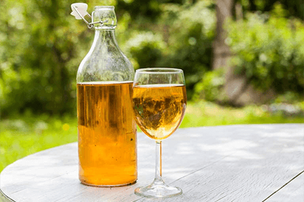 A bottle and glass of Hydromel mead